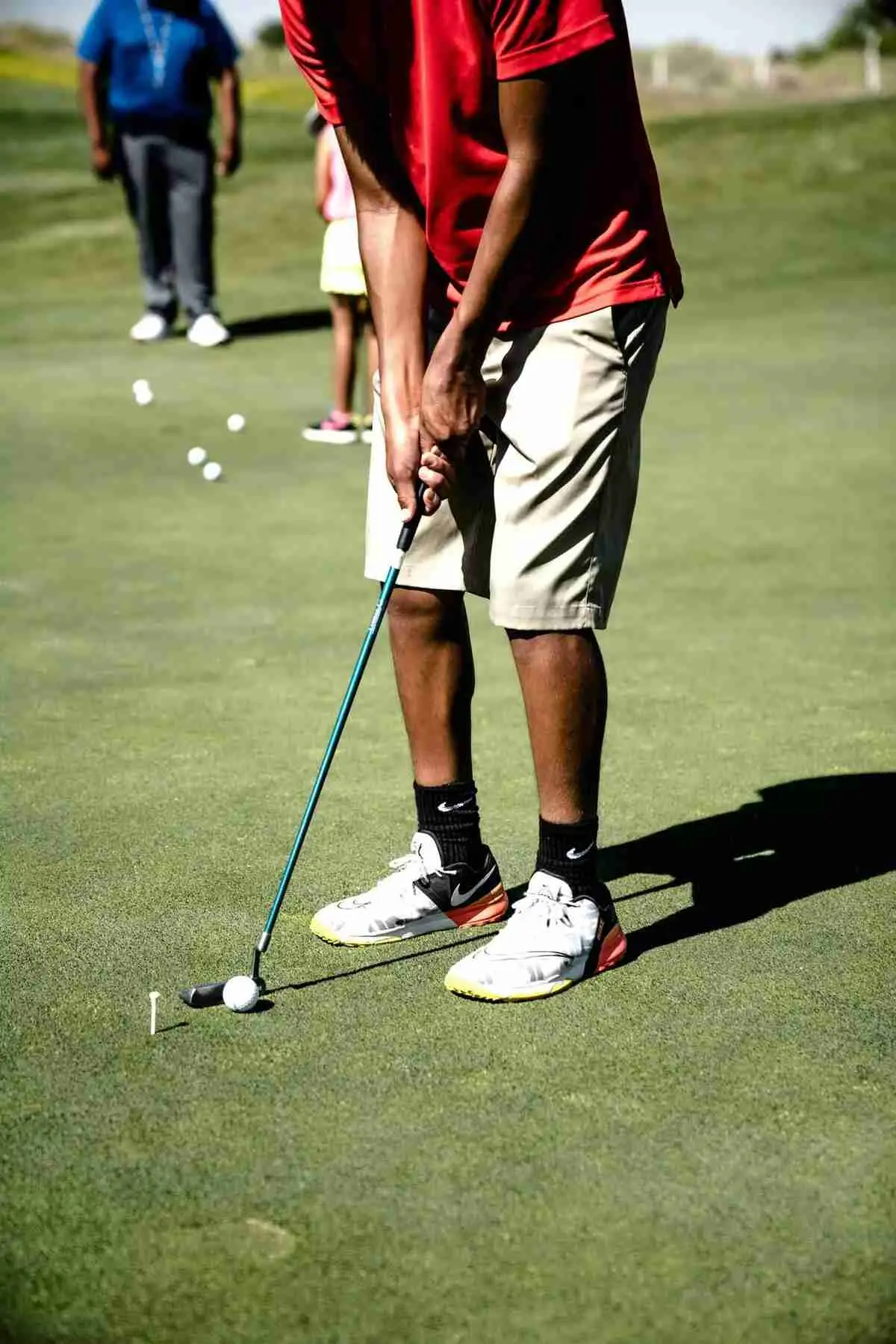 spelare som använder en putter golfklubba