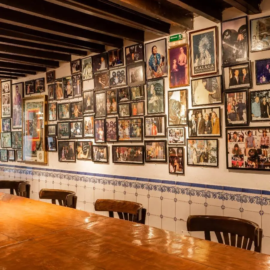 inside of the bar el pimpi malaga