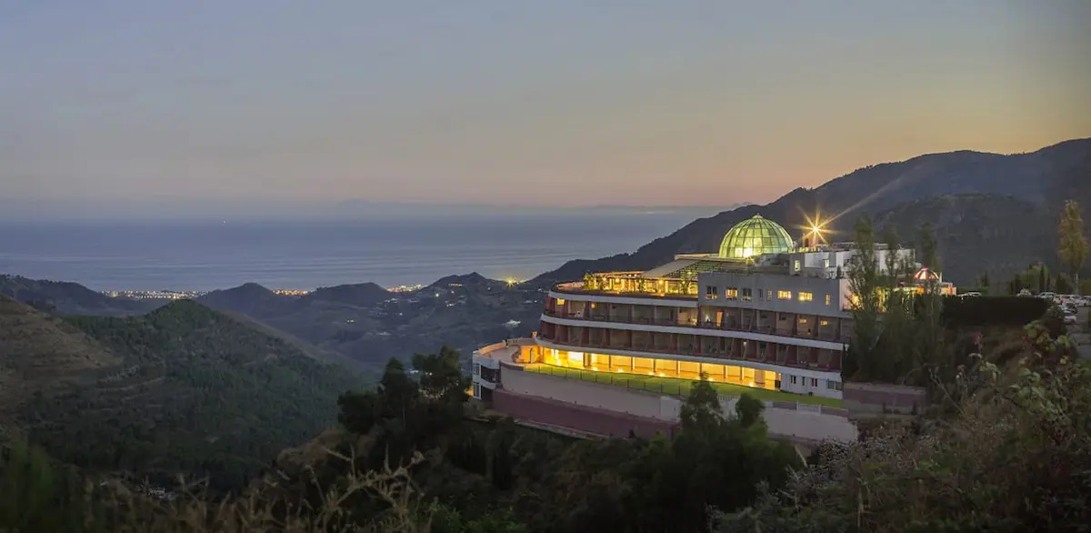 buitenaanzicht van hotel marbella hills