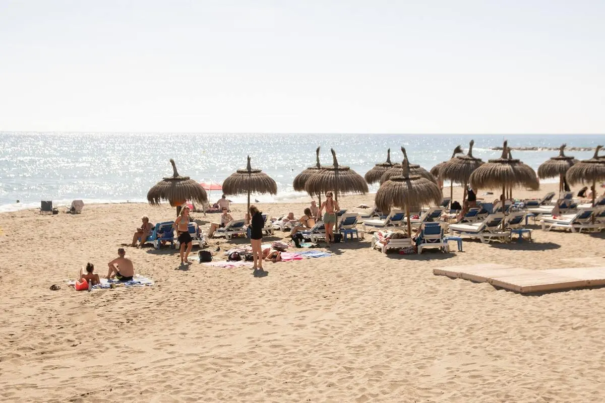 chaises longues tranquilles à la plage de Cortijo Blanco
