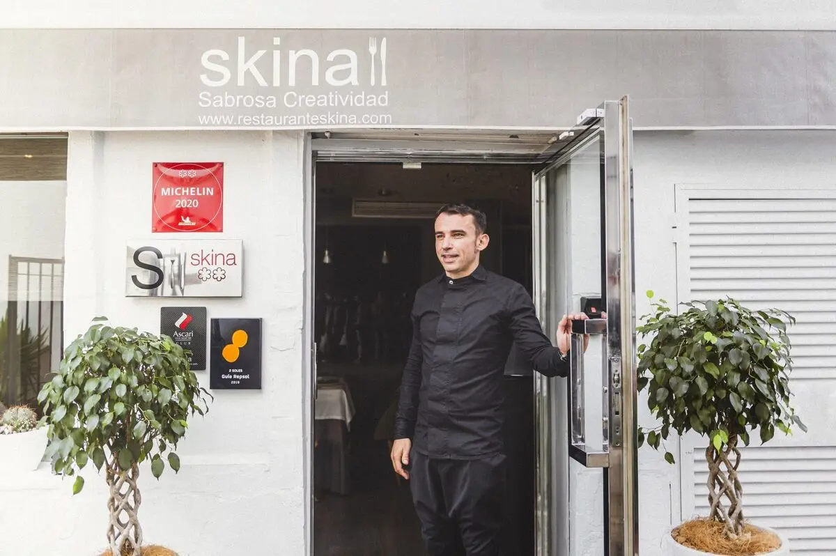 entrance of skina restaurant