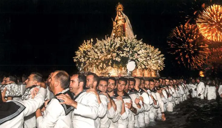 Søfolk, der bærer Virgen del Carmen i Fuengirola