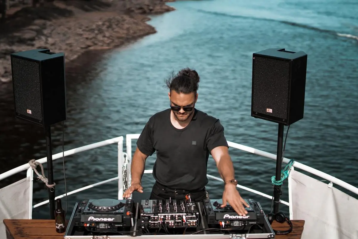 DJ auf einer Bootsparty