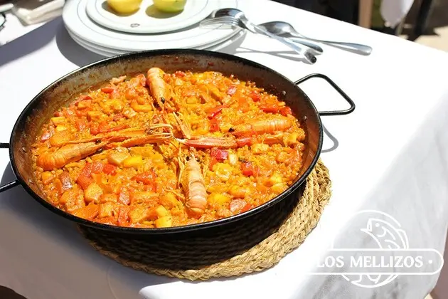 Smakelijke paella met rivierkreeftjes in Los Mellizos