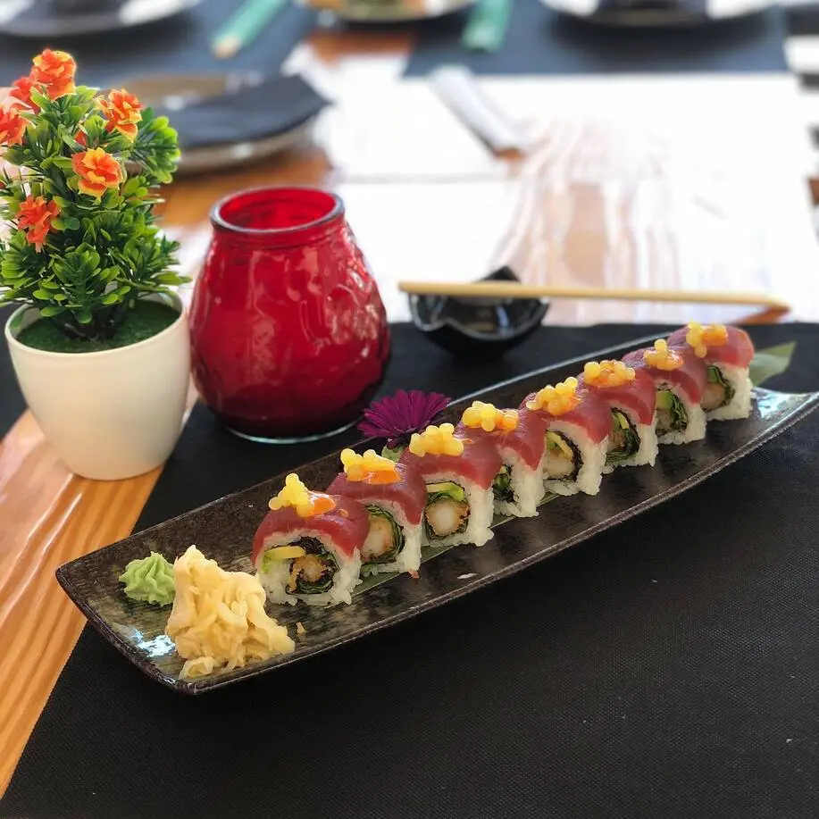 Plato de sushi roll con langostino en Mai Sushi
