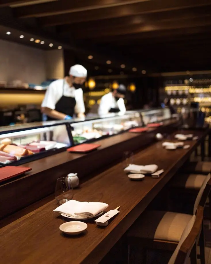 Stilvolle Sushi-Bar im Restaurant Nobu