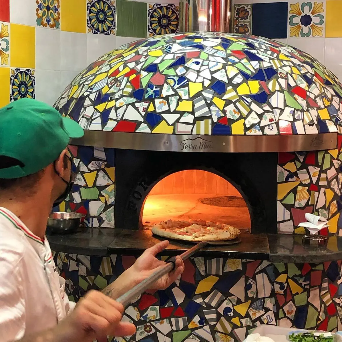 Colorido horno de obra en Terra Mia Málaga