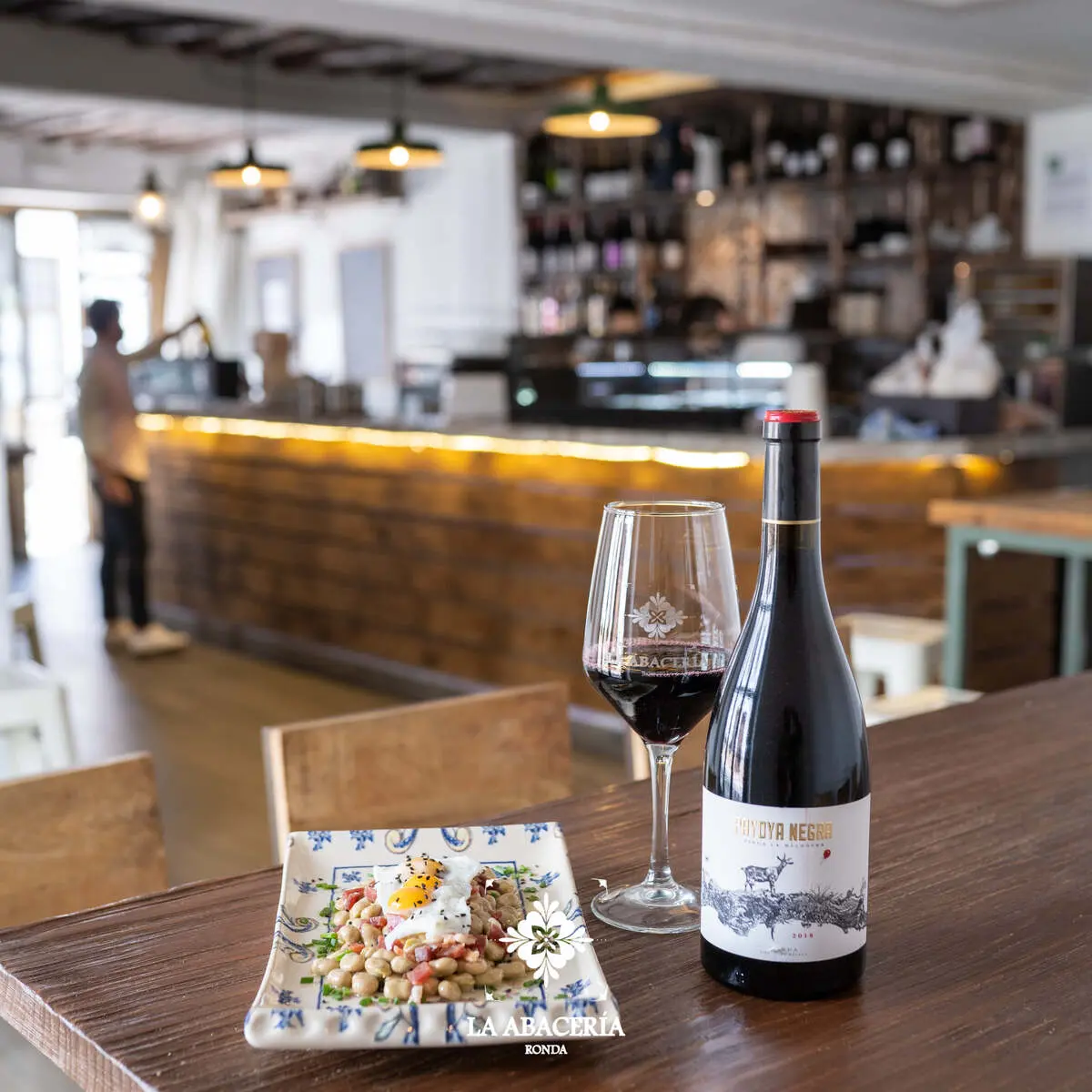 Wine from the Malaga region with tapas at La Abacería