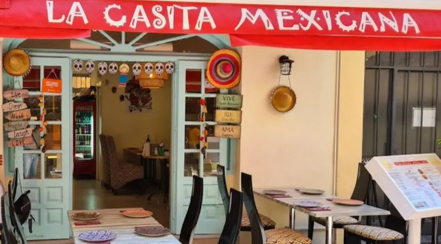 Kleurrijke ingang van La Casita Mexicana