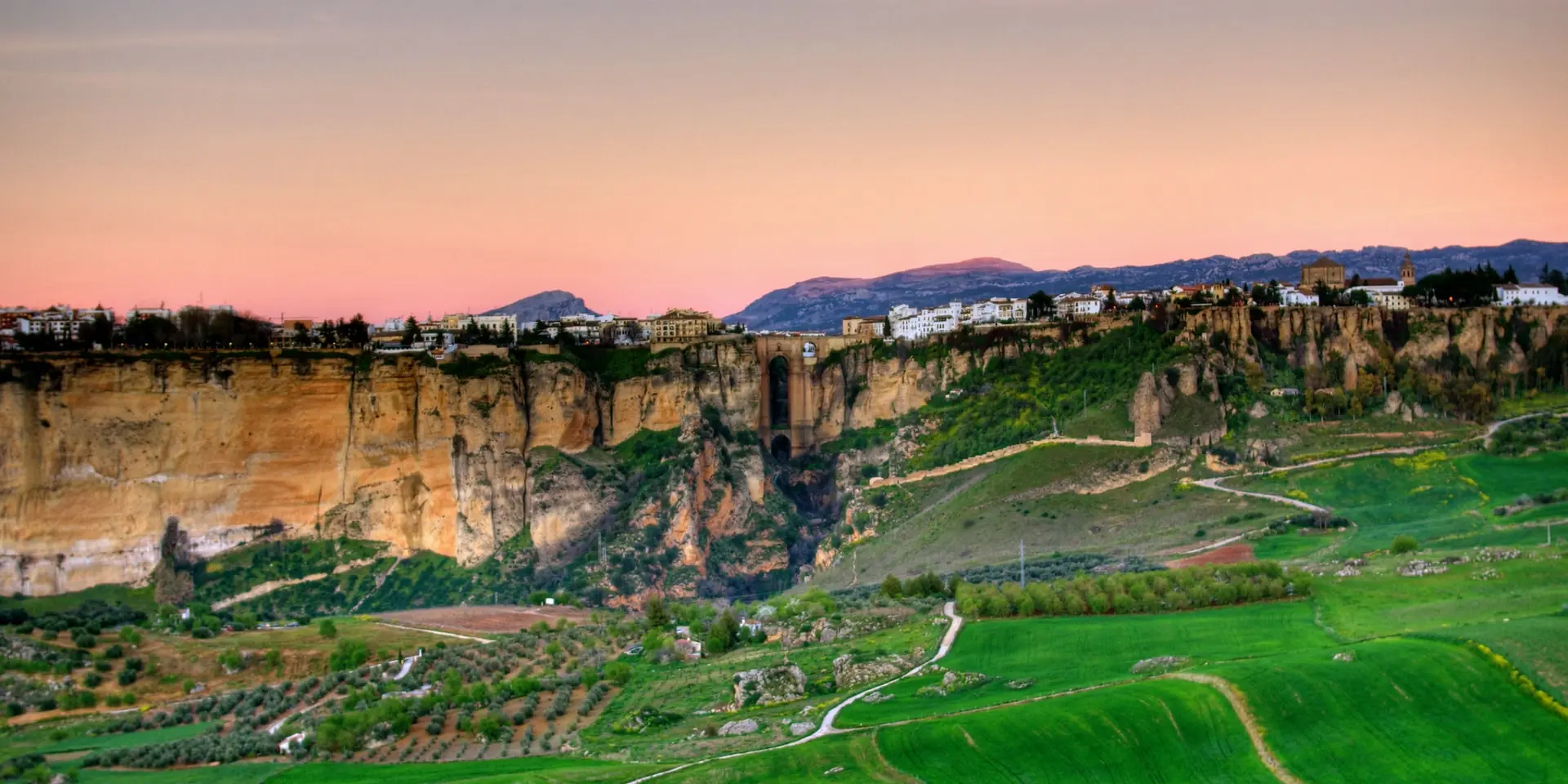 Der Sonnenuntergang taucht die Landschaft um den Tajo de Ronda