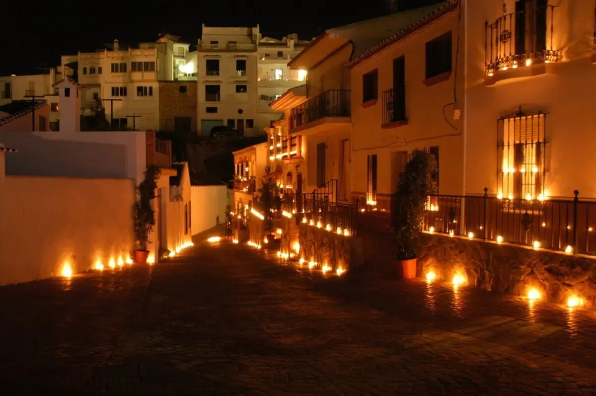 Pendant le festival, tout le village est illuminé par des bougies