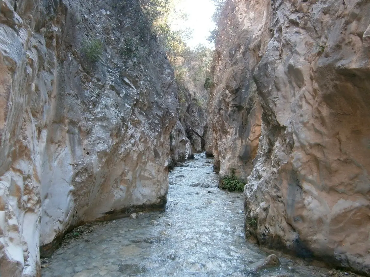 Itinerario che segue il corso del fiume Chíllar 