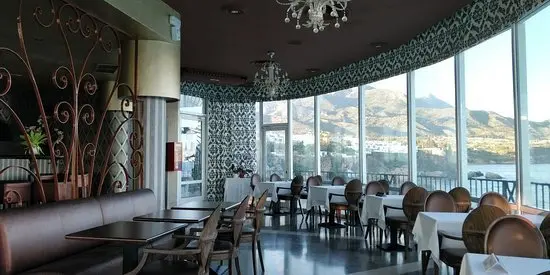 Indoor lounge met uitzicht bij Restaurante Rey Alfonso