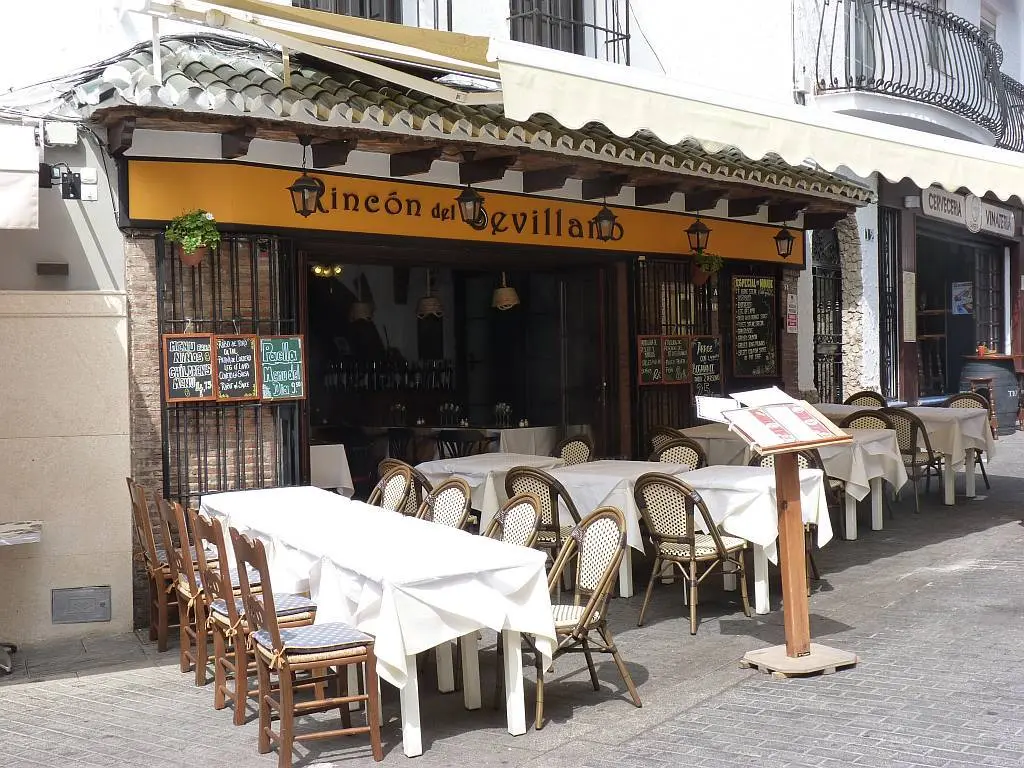 Zonnig terras van Restaurante del Sevillano