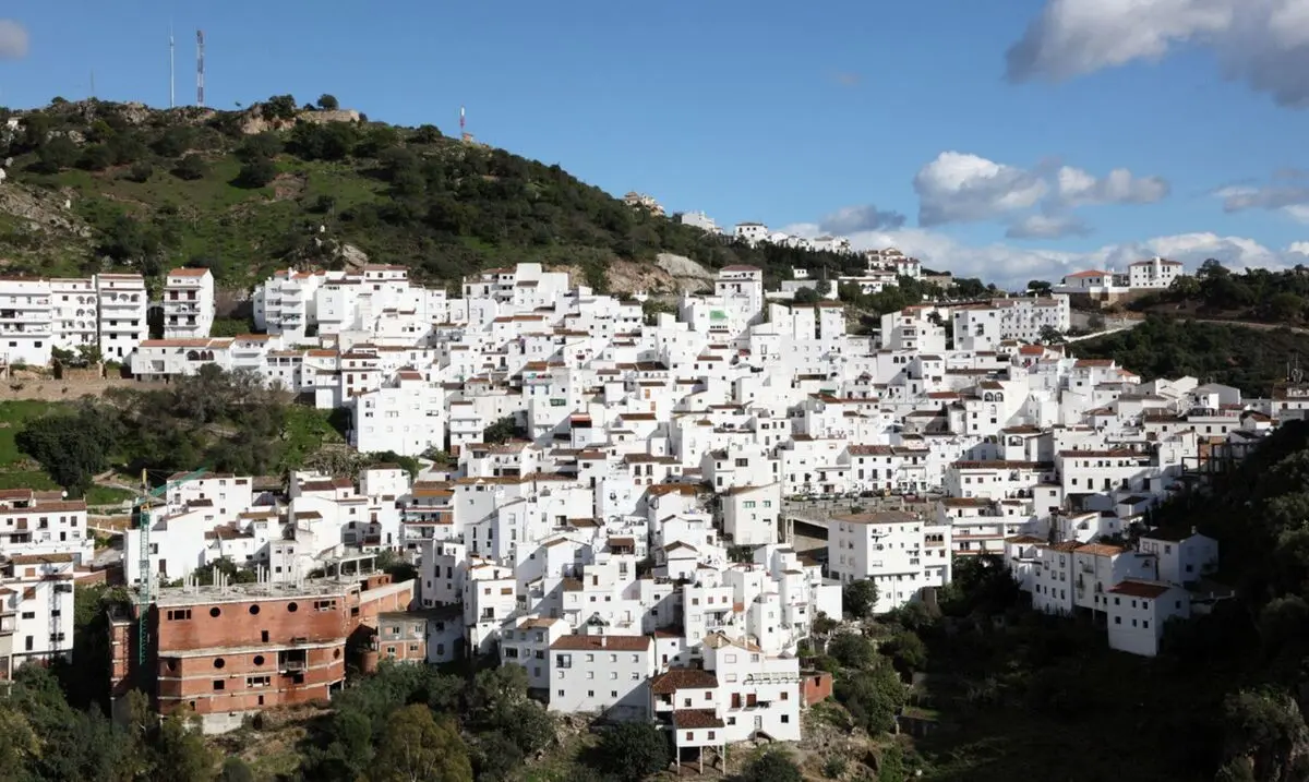 Uitzicht op het witte dorp Casares