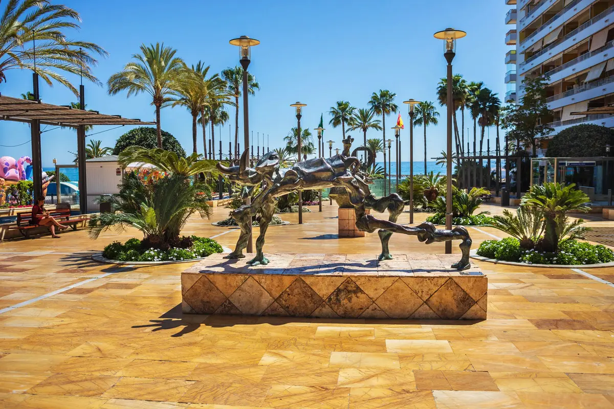 Sculptuurpromenade ontworpen door Dalí