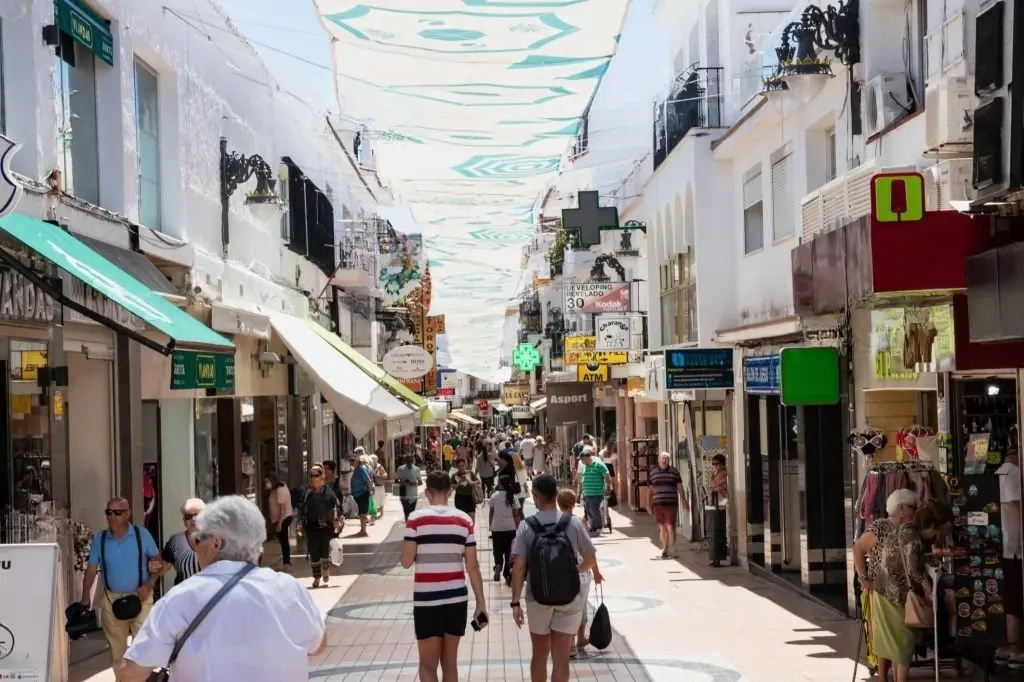La Calle San Miguel, concurrida y llena de comercios
