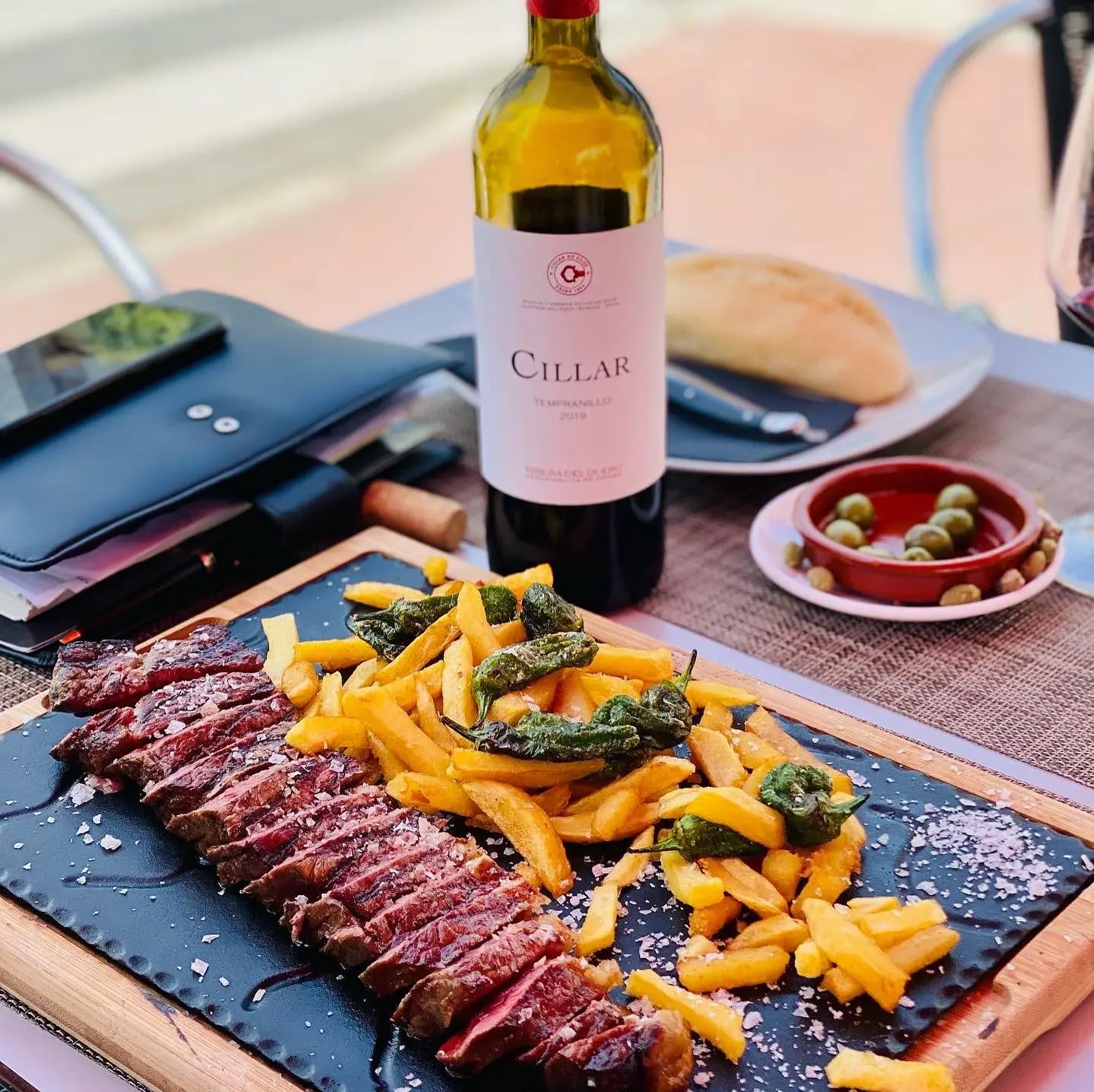 Gegrilltes Steak mit Wein im Restaurante Casa Tuti
