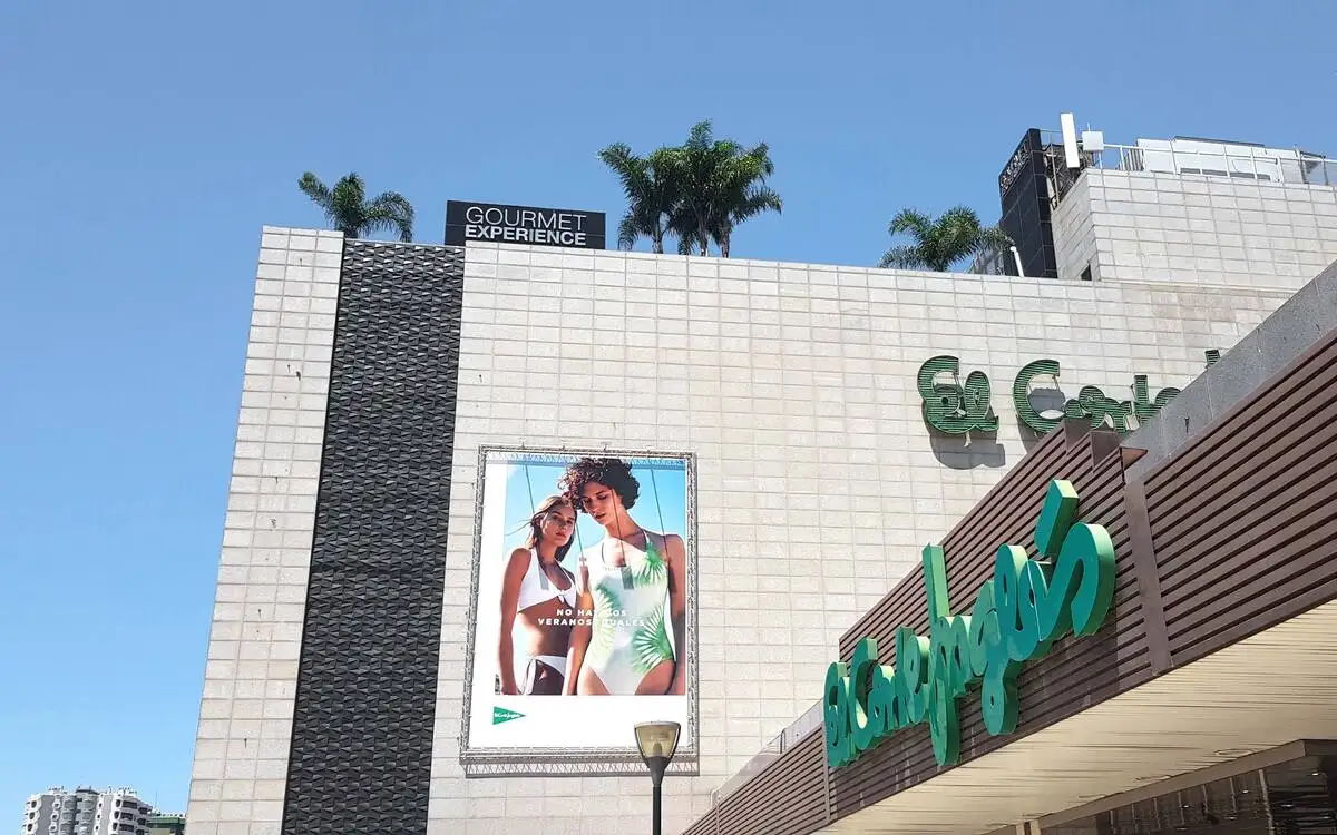 Façade and part of the rooftop at El Corte Ingles