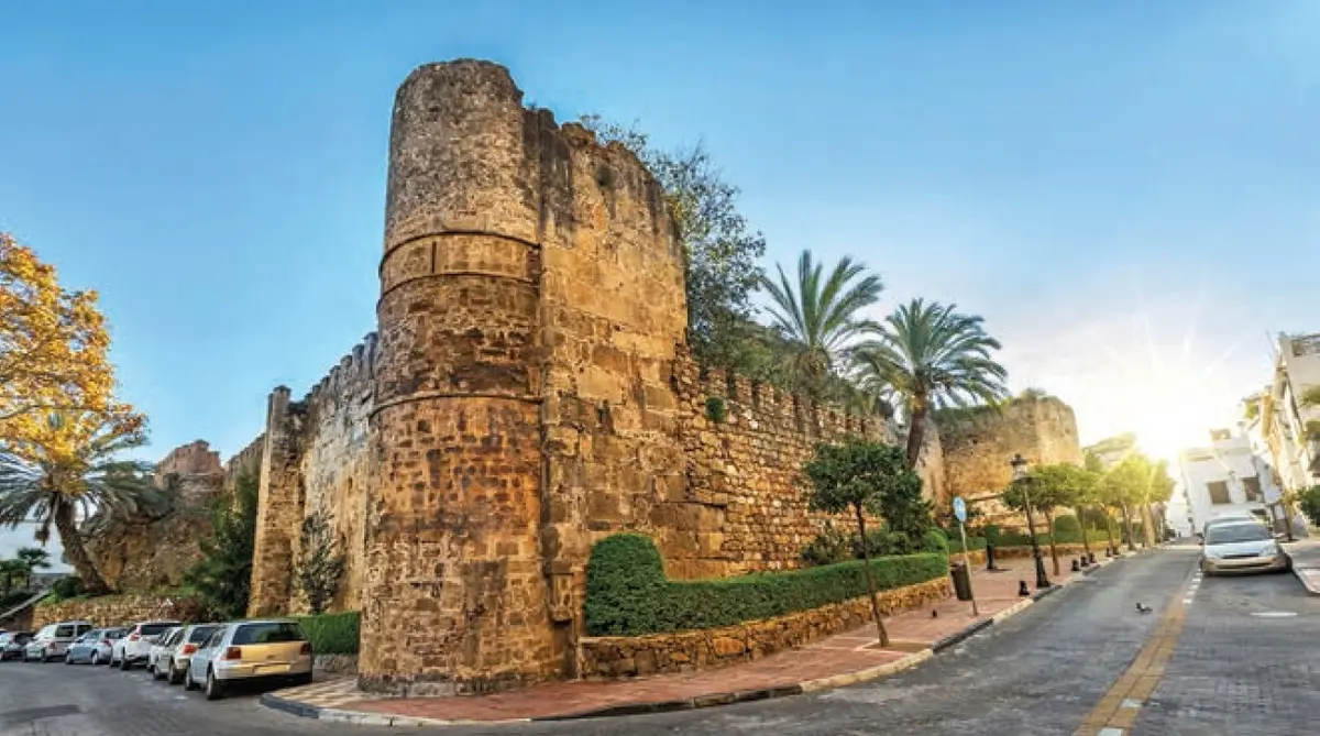 Überreste der Burg und der Stadtmauer von Marbella
