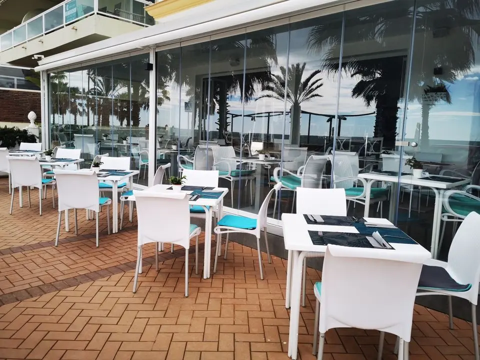 Terraza en primera línea de playa de restaurante Mia Pizzorante