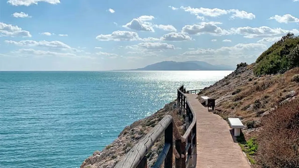 Spektakulär utsikt från gångvägarna till Medelhavet