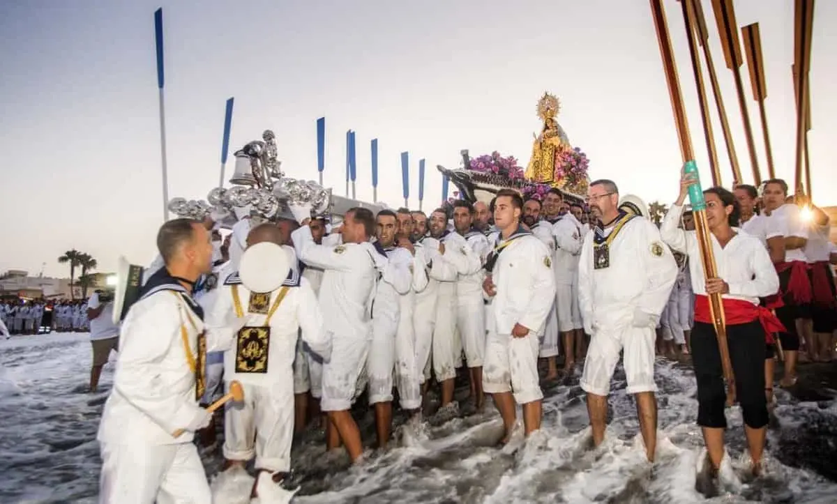 Traditionelles Seefahrerritual bei der Prozession von El Carmen