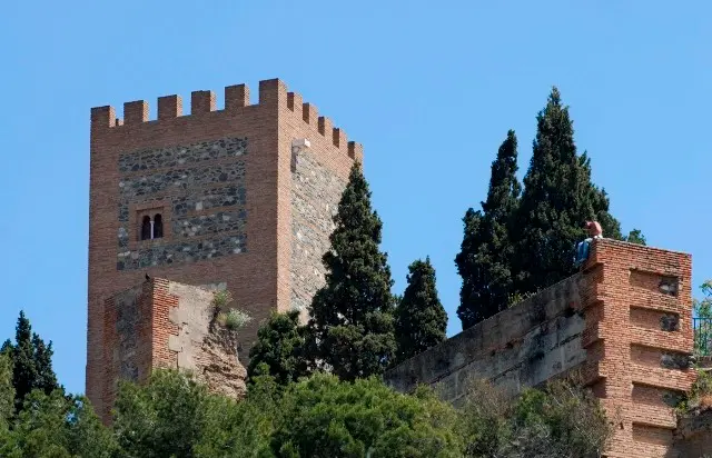 Den historiske fæstning Alcazaba på toppen af bakken