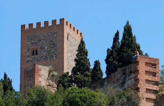 Historica fortaleza de la Alcazaba en la cima de la colina