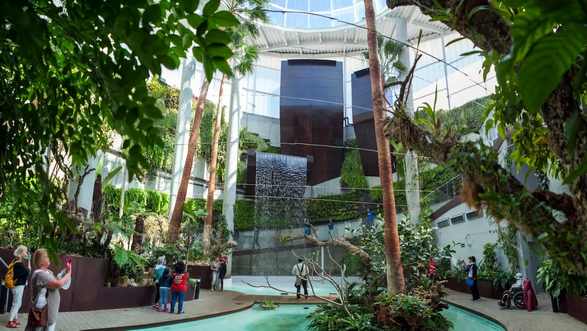 Jardín Botánico con cascadas en su interior