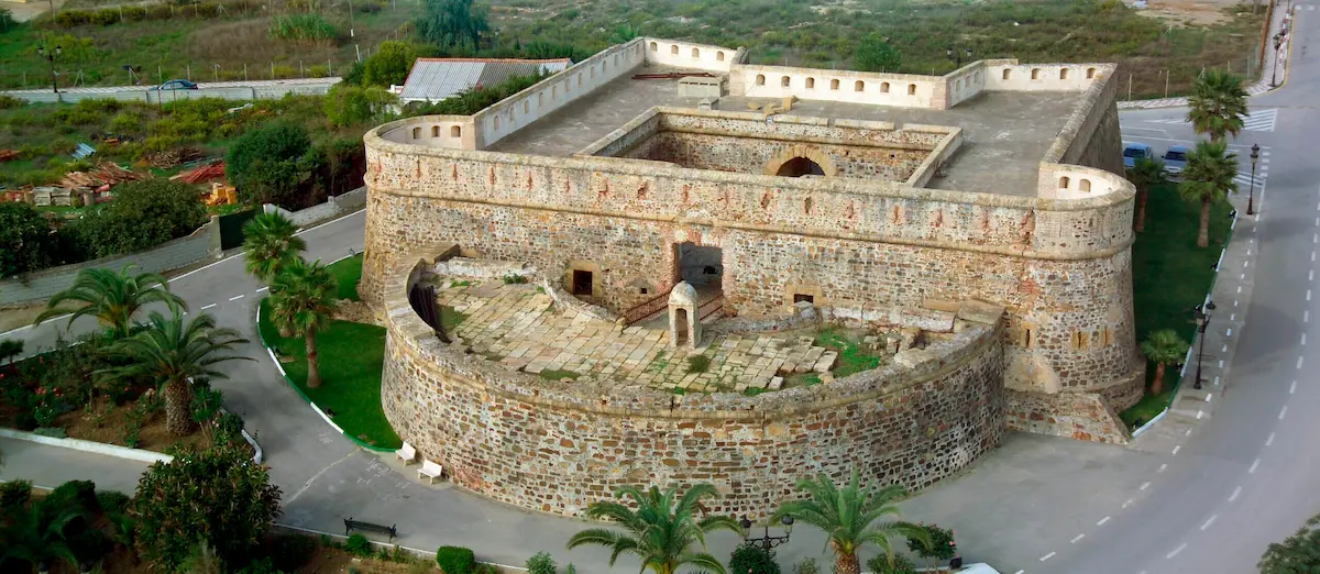Imposante Küstenbefestigung, das Castillo de la Duquesa