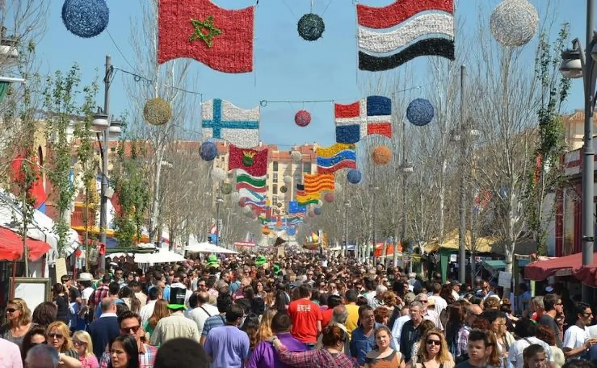 Mischung der Kulturen der Welt auf der Feria de los Pueblos