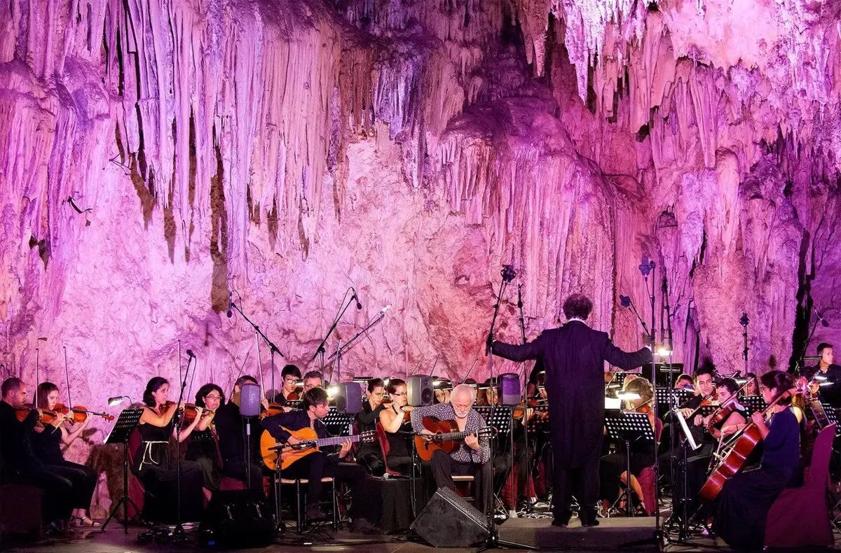 Spektakuläres und einzigartiges Höhlenfestival von Nerja