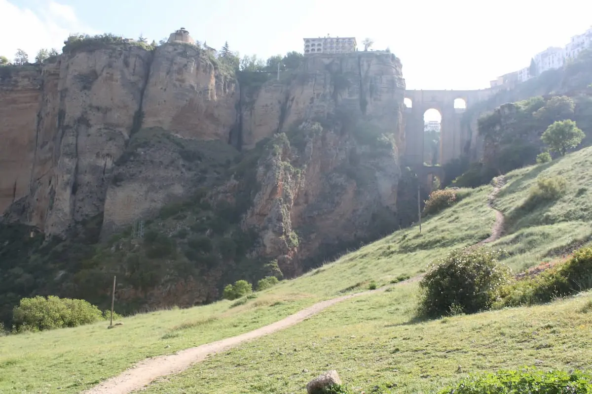 Route of the Tajo at the foot of the cliffs