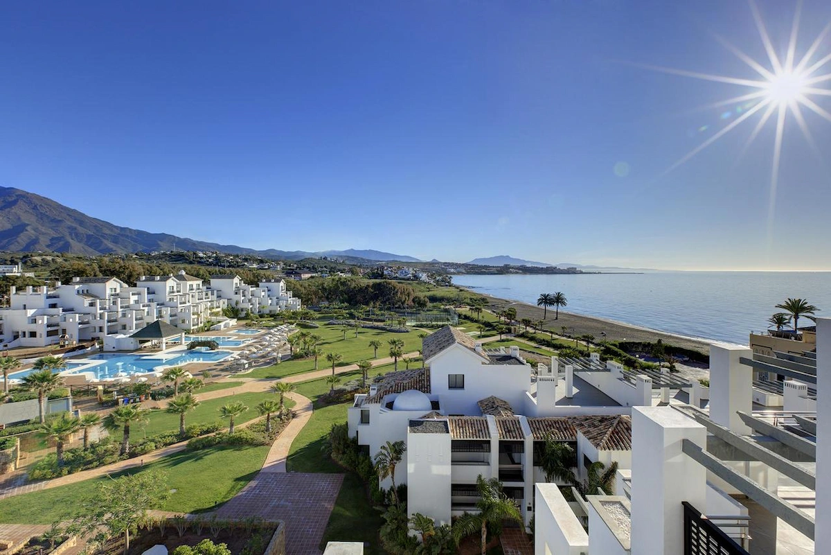 Spa & Resort Estepona next to the town's most popular beaches 