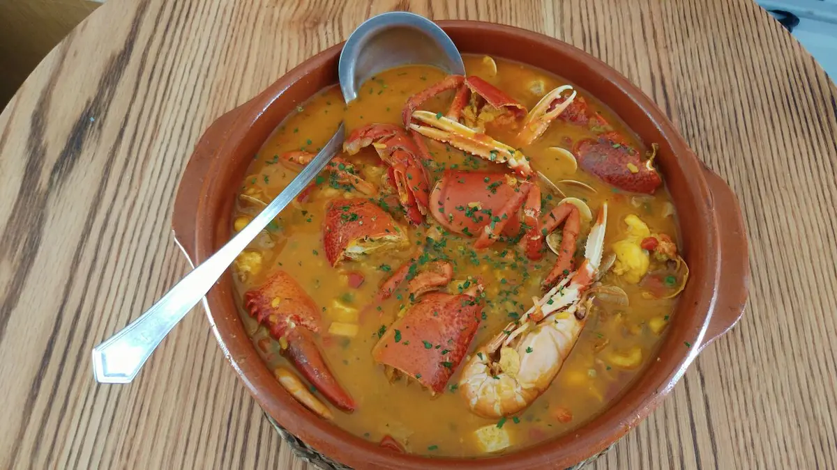 Deliciosa sopa de marisco, en el chiringuito Juan Playa