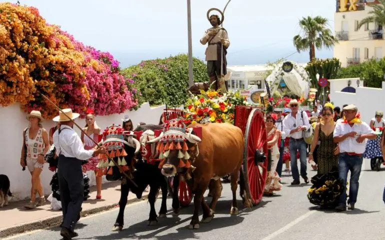 Festwagen und Pferde bevölkern die Straßen bei der Romería de San Isidro