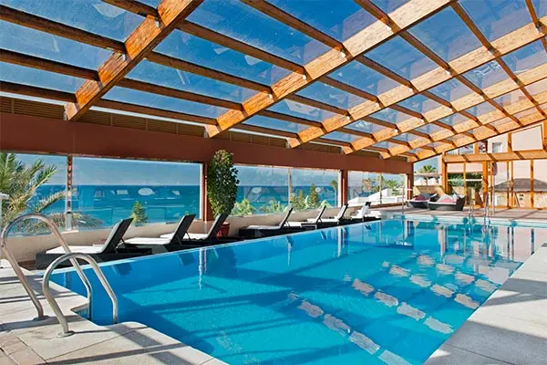 Espectacular piscina cubierta con vistas al mar de Thalasso Spa Elba