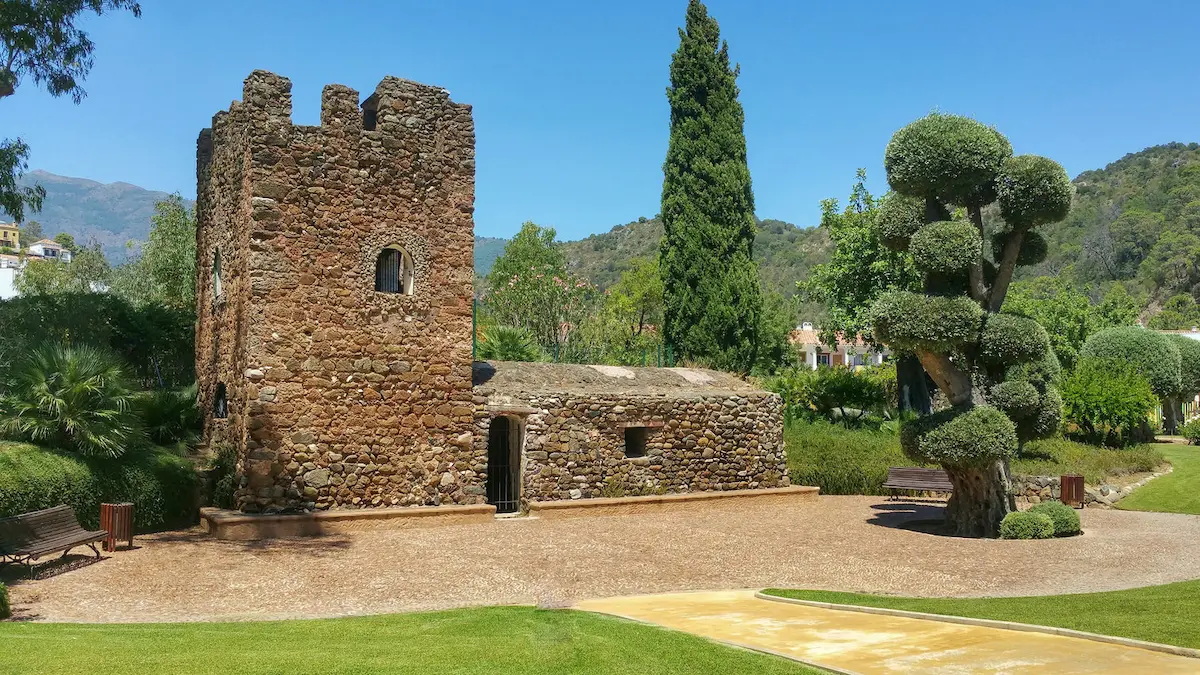 The characteristic monument of the Torre de la Leonera dates back to the 15th century 