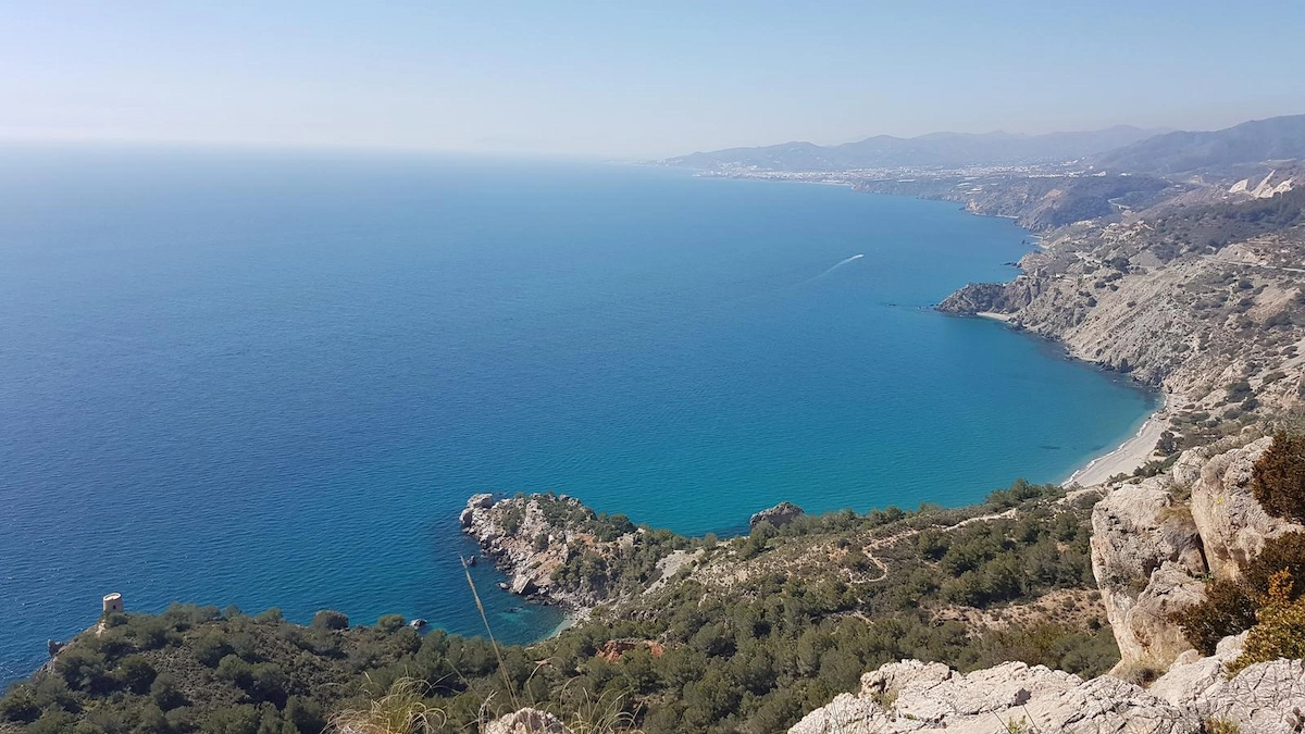 Blick auf die Mittelmeerküste vom Aussichtspunkt Cantarriján-Cerro Caleta