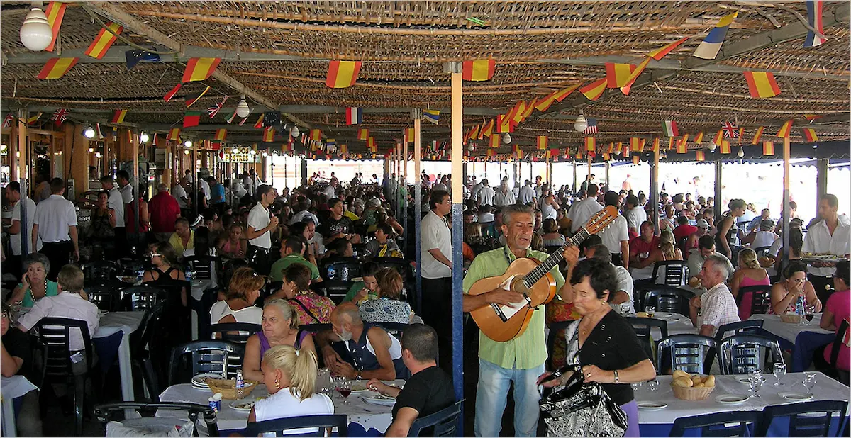 Ce chiringuito est réputé pour sa façon traditionnelle de servir les plats 