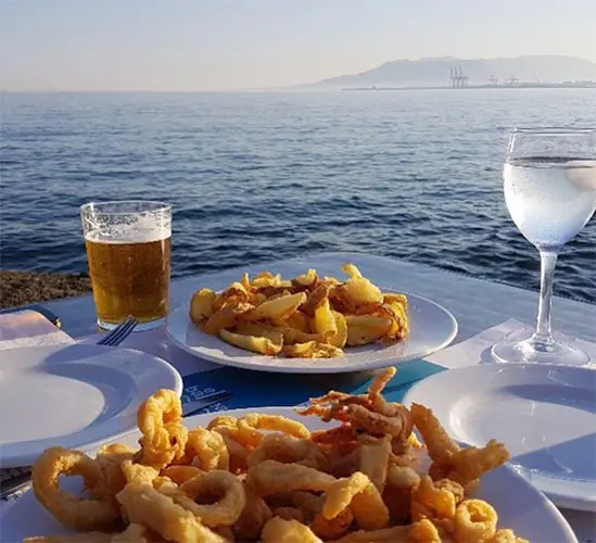 El Balneario est un chiringuito historique qui sert une cuisine andalouse