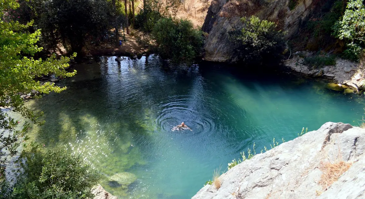 Naturlig swimmingpool med krystalklart vand i Cueva del Gato