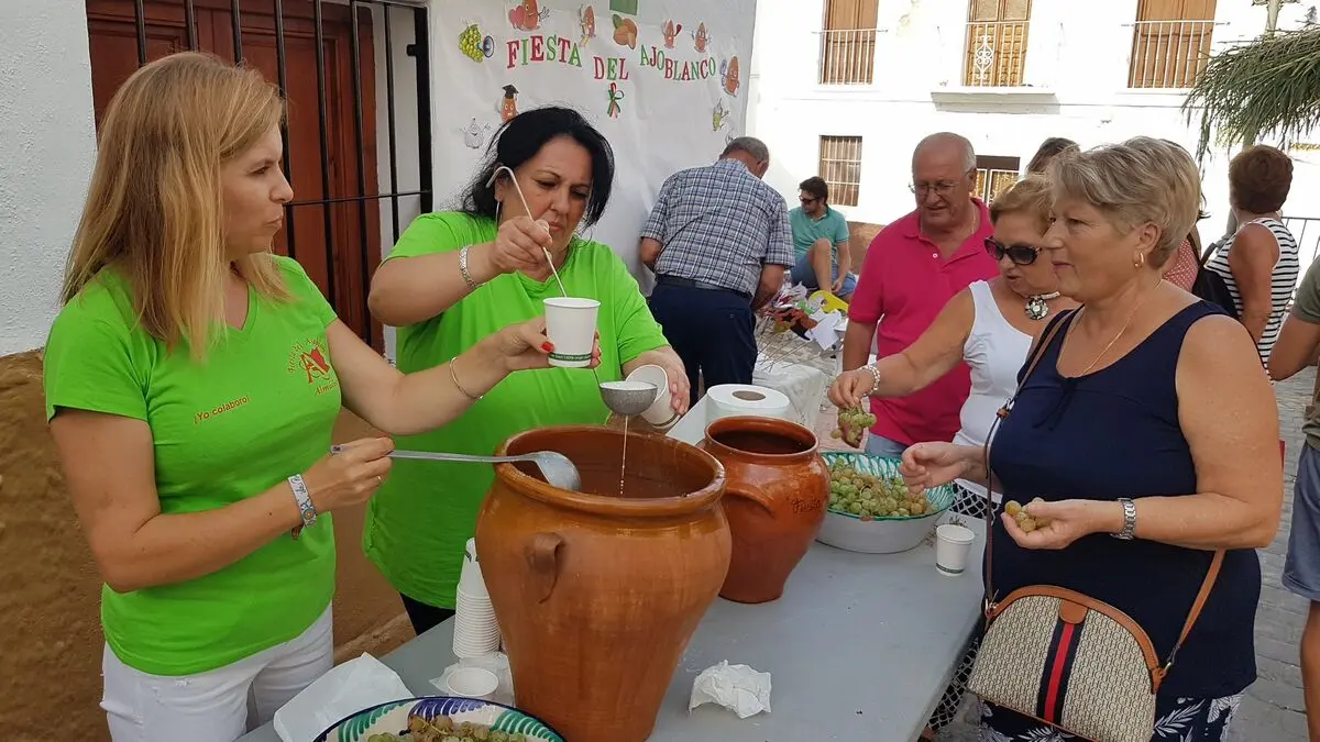 Lokalbefolkningen njuter av Ajoblanco-festivalen på gatorna