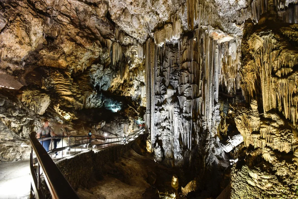 Oplev grotten i Nerja, en rute for alle