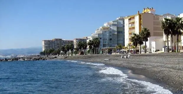 Playa Mezquitilla è una spiaggia più tranquilla, perfetta per rilassarsi
