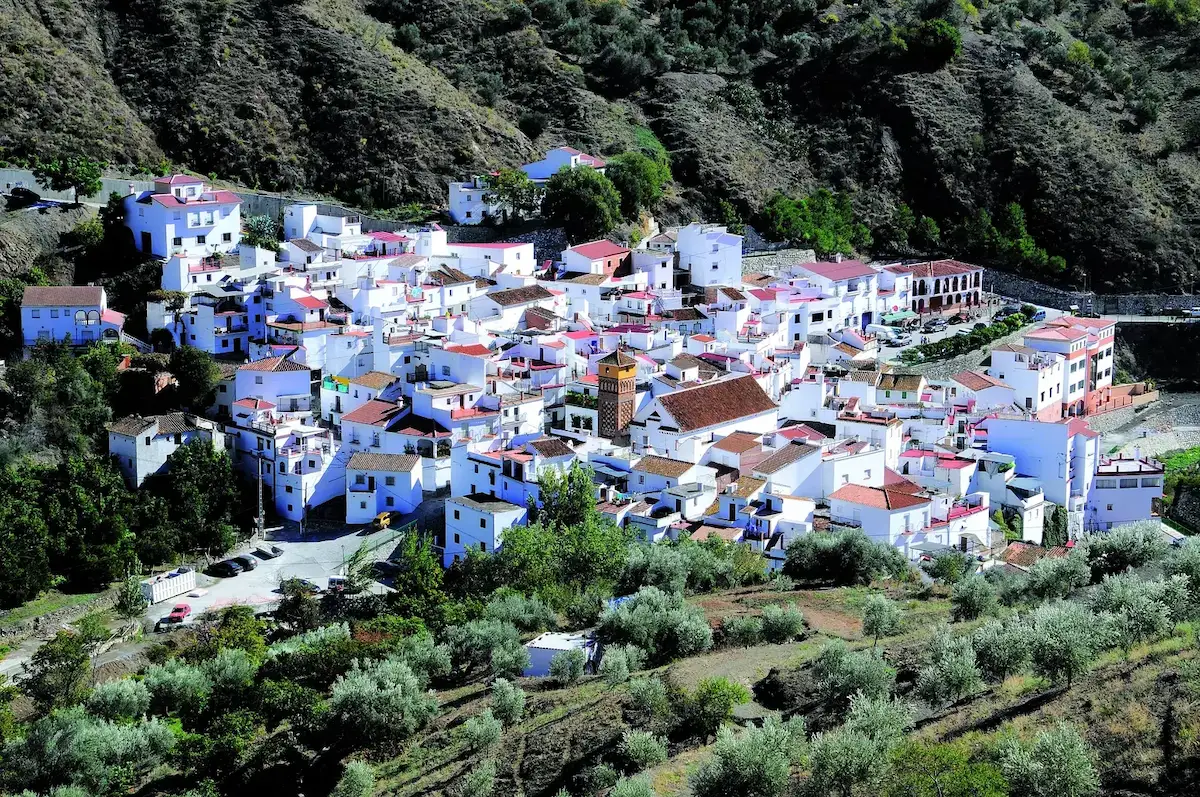 By belägen i sierrana Tejeda och Almijara, Árchez