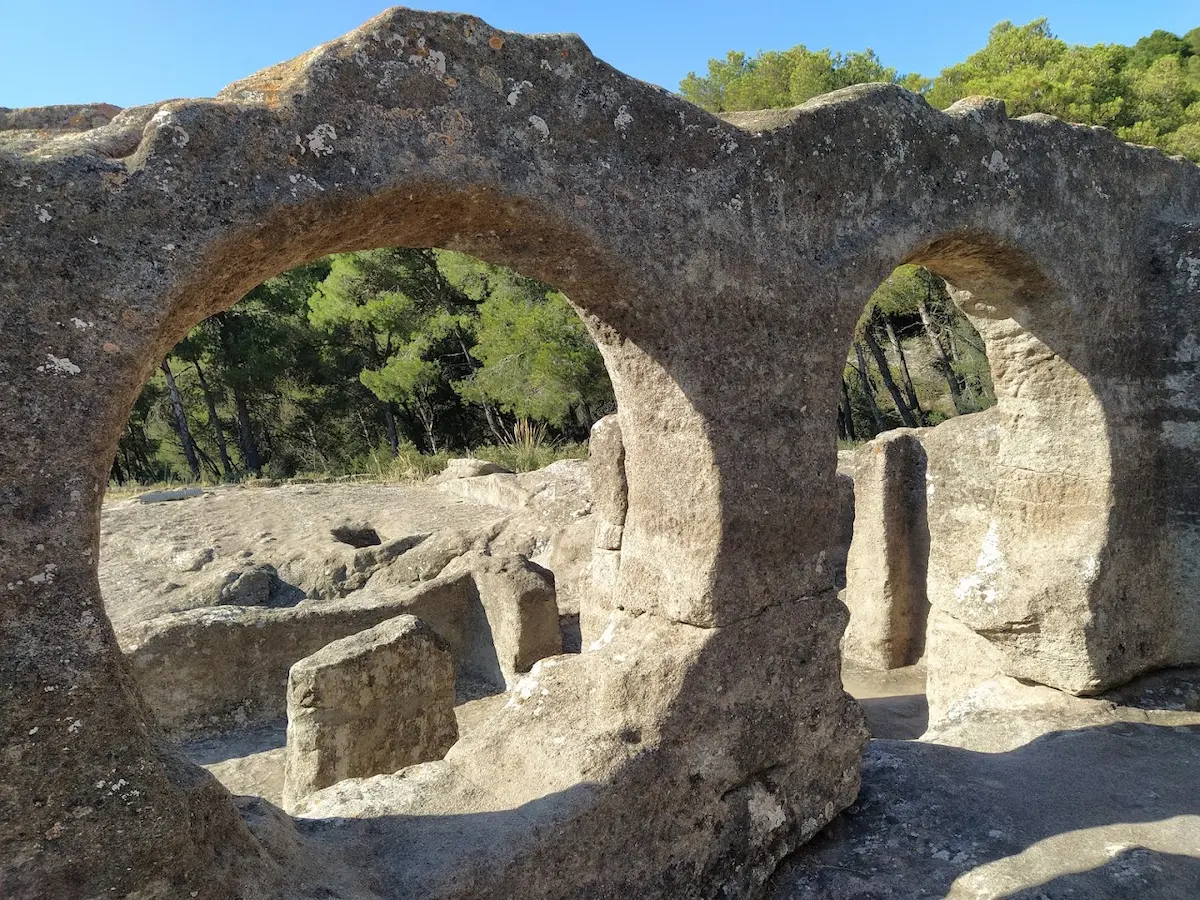 Die Ruinen von Bobastro, einem Dorf aus dem 9. Jahrhundert