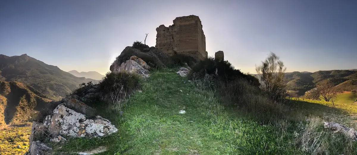 Route zur Burg von Turón, ein ruhiger und vertrauter Weg