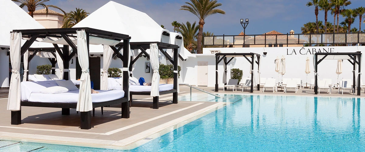 Afslappende swimmingpool på La Cabane i Marbella